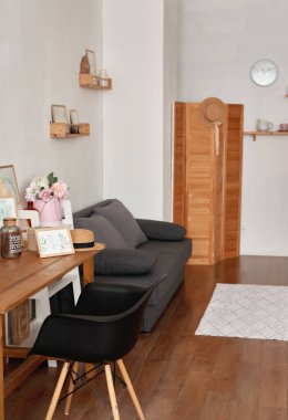 Pembe oturma odası ve mutfak. Stüdyo daire. Çatı katı. Raflar ve bahar dekorları odada. Kiralama ve konut teslimatı. Pansiyon ve otel..