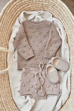 Rafta örülmüş süveter ve kazak, çocuk kıyafetleri ve aksesuarlar. Dikiş ve örgü. Hobiler ve yaratıcılık. Çocuklar için örgü. El yapımı..