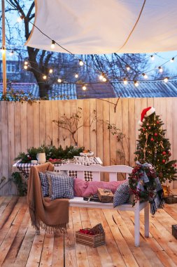 Yılbaşı ve yılbaşı arka bahçe süslemeleri. Noel ağacı, çelenk ve hediyeler. Kış tatilleri ve kutlamalar.