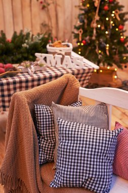 Yılbaşı ve yılbaşı arka bahçe süslemeleri. Noel ağacı, çelenk ve hediyeler. Kış tatilleri ve kutlamalar.