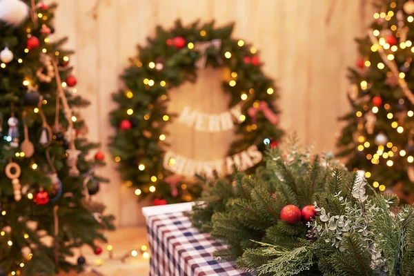 Újévi Karácsonyi Kerti Dekorációk Karácsonyfa Koszorú Ajándékok Téli Ünnepek Ünnepségek — Stock Fotó
