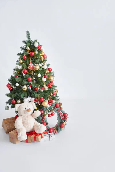 Рождественский Фон Красные Игрушки Елке Подарки Новым Годом — стоковое фото