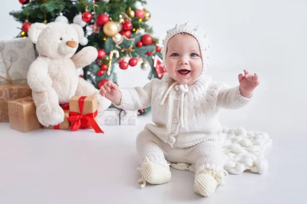 Noel Baba Bebek Noel Ağacı Arkaplanı Mutlu Yıllar Örgü Takım — Stok fotoğraf