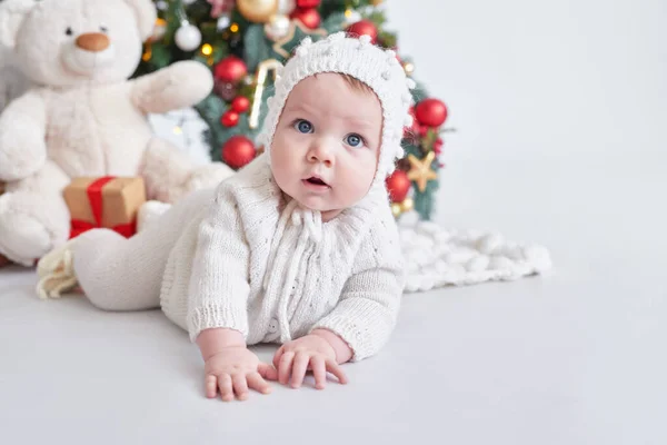 Діти Санти Різдвяна Ялинка Новим Роком Дитина Трикотажному Костюмі — стокове фото