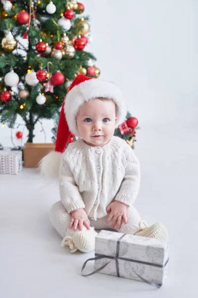 Санта Дитина Різдвяний Фон Новим Роком Дитина Капелюсі Санти — стокове фото