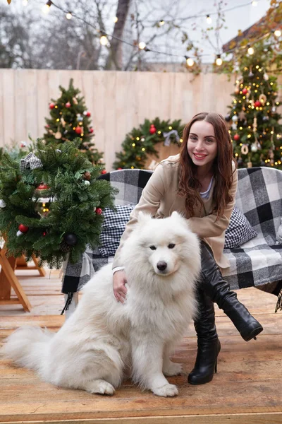 Jovem Fundo Árvore Natal Com Cão Branco Samoyed Livre Decoração — Fotografia de Stock