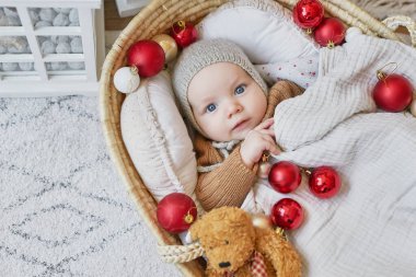 Noel Baba bebek. Güzel çocuk Noel ağacının yanındaki beşikte yatıyor. Mutlu Noeller ve mutlu yıllar..