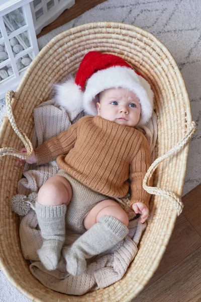 Санта Дитина Красива Дитина Лежить Колисці Біля Ялинки Веселого Різдва — стокове фото