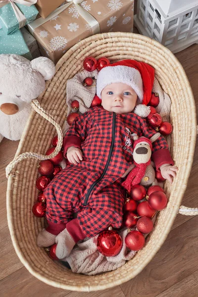 Γιε Βασίλη Όμορφο Παιδί Βρίσκεται Στην Κούνια Κοντά Στο Χριστουγεννιάτικο Εικόνα Αρχείου