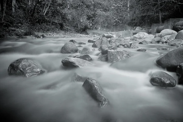 Fiume scorre — Foto Stock