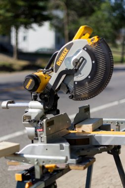 DEWALT gönye gördüm