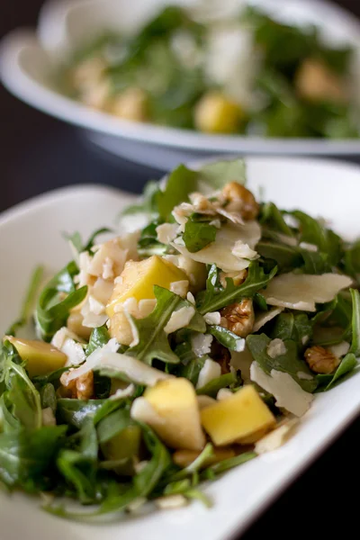 Arugula salad with apple and pasmesan — Stock Photo, Image