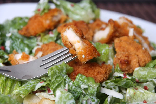 Salada de ceasar de frango frito — Fotografia de Stock