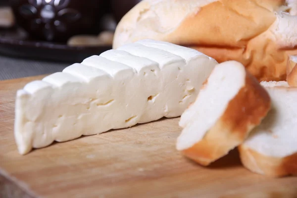 Brie Käse und Brot — Stockfoto