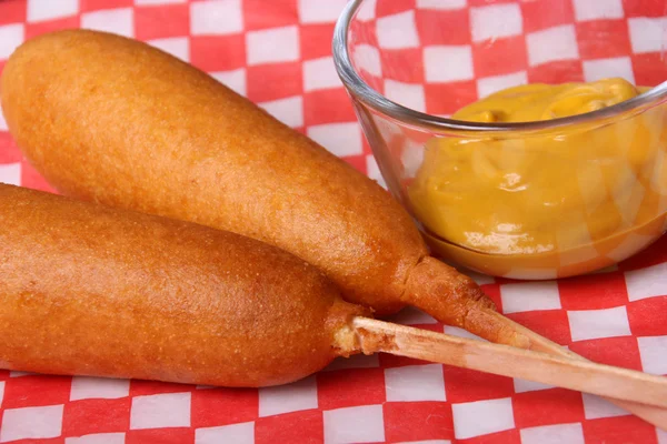 Corndogs a hořčice — Stock fotografie