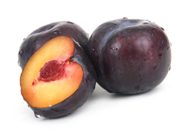 Black plums isolated — Stockfoto