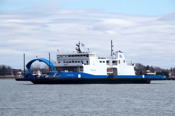 Félix-Antoine Savard ferry de coches en el río St-Lawrence — Foto de Stock