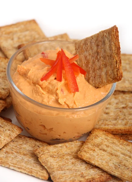 Hummus dip and crackers — Stock Photo, Image