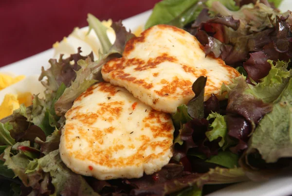 Salada com queijo halloumi — Fotografia de Stock
