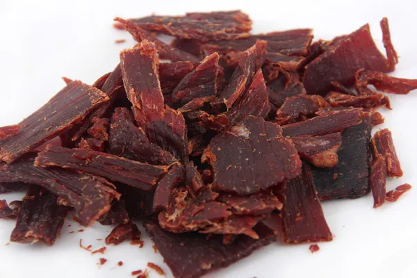 Beef jerky op witte achtergrond — Stockfoto