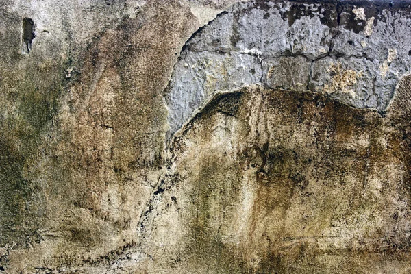 Поврежденная бетонная стена — стоковое фото