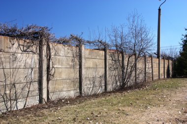 eski beton duvarı çit