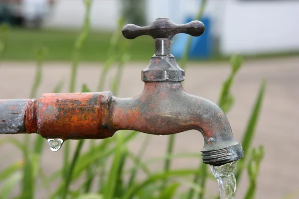 Wasserhahn im Garten — Stockfoto