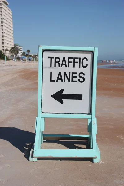 Panneau des voies de circulation sur la plage — Photo