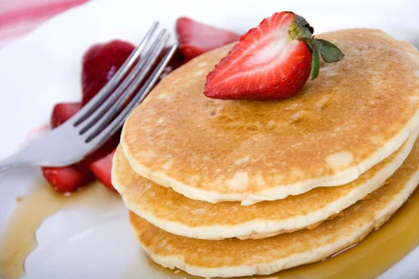 Delicious strawberry pancakes — Stock Photo, Image