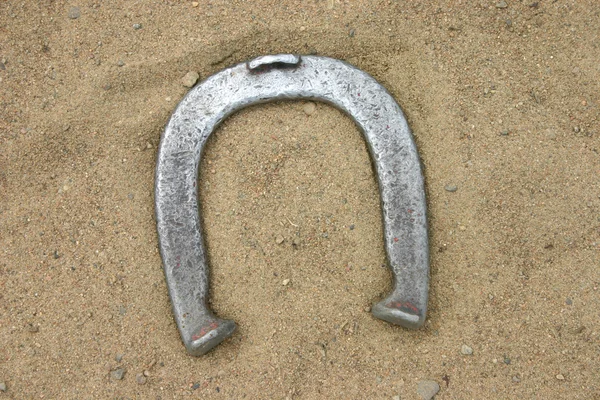 Häst sko spel på sanden — Stockfoto