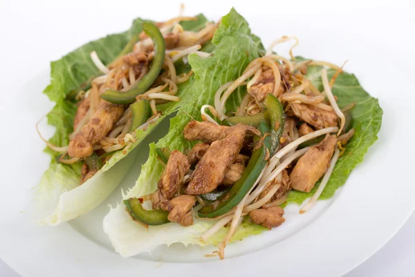 Chicken sauté on lettuce — Stok fotoğraf