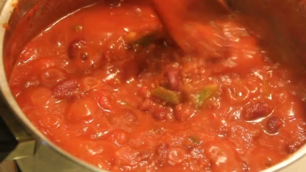 Chili cooking on sauce pan — Stock Video