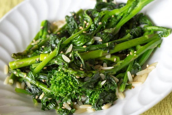 Stir fried rapinis and asparagus — Stock Photo, Image
