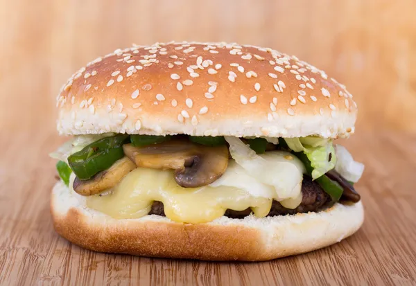 チーズとキノコのハンバーガー — ストック写真