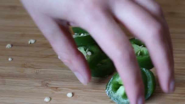 Chopping jalapeno pepper — Stock Video