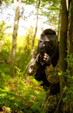 Paintball oyunu oynarken erkekler