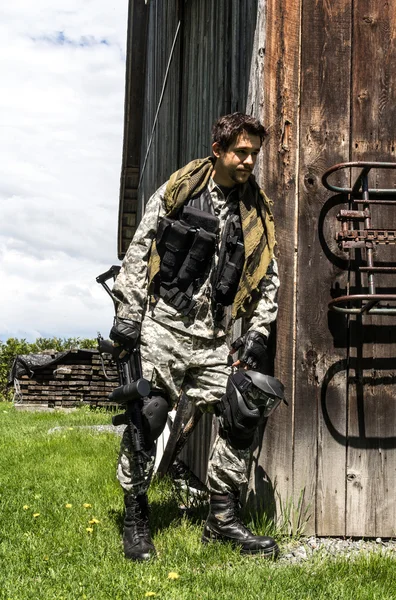 Hombres descansando jugando paintball — Foto de Stock