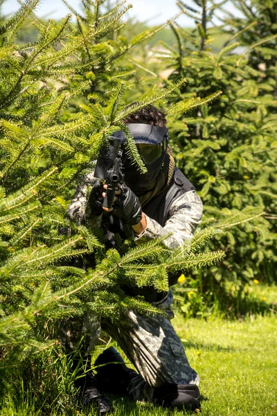 Hombres jugando paintball — Foto de Stock