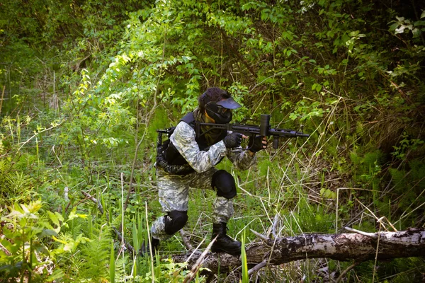 Männer spielen Paintball — Stockfoto