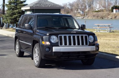 Yaz, Nehri yakınında siyah Jeep patriot