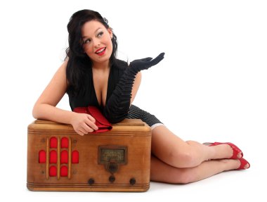 retro bir şey tutan kadın