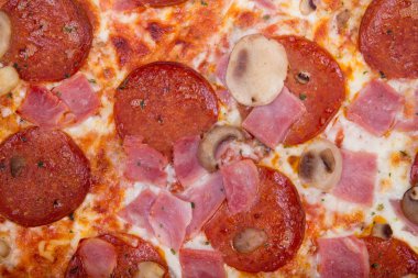 Sucuklu ve jambon pizza