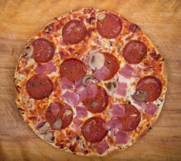 Pizza de pepperoni y jamón — Foto de Stock