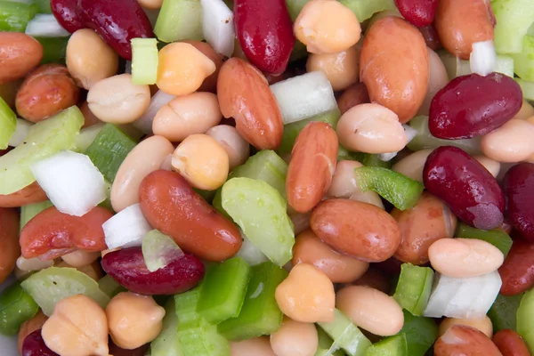 Ensalada de frijoles mixtos en la mesa — Foto de Stock