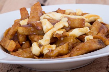 Poutine quebec yemek patates kızartması ile