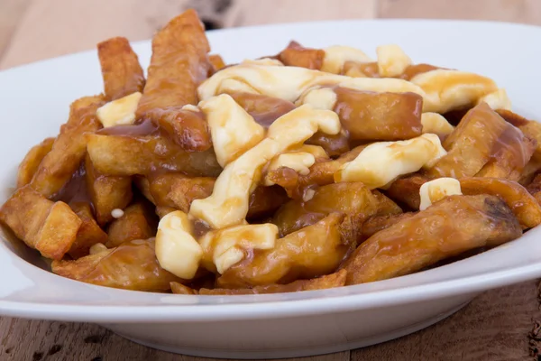 Poutine quebec jídlo s hranolky — Stock fotografie