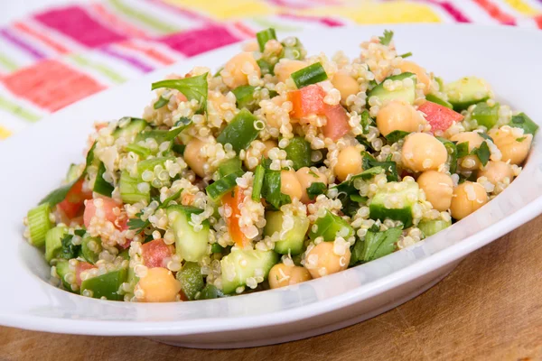 Νόστιμο και υγιεινό quinoa σαλάτα — Φωτογραφία Αρχείου