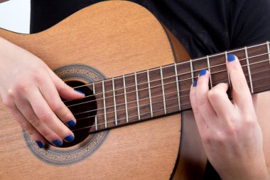 kadın parmakları akustik gitar çalmak