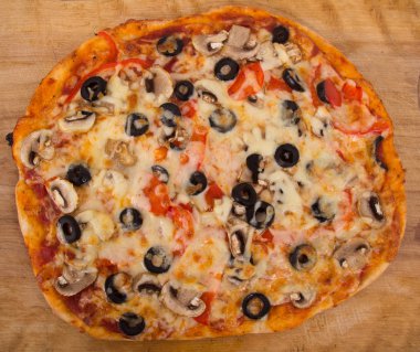 Bütün mantar ve zeytin pizza