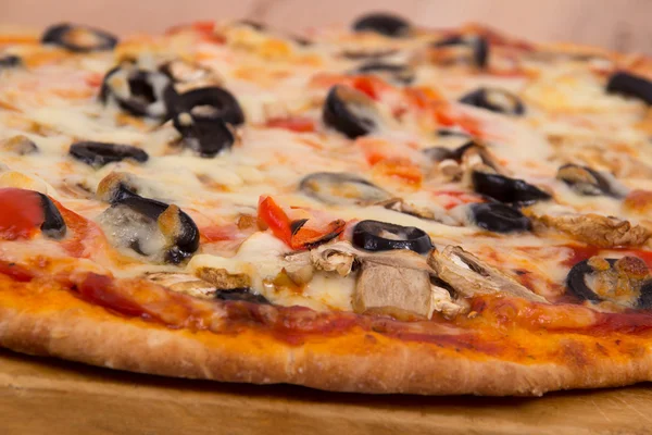 Primer plano de la pizza de champiñones y aceitunas — Foto de Stock